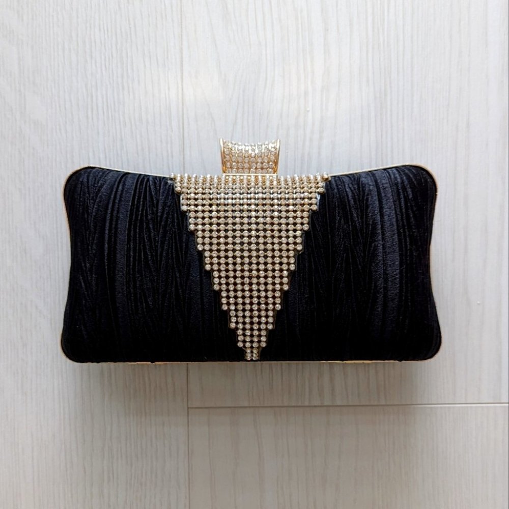 Evening Top Clasped Clutch With Chain